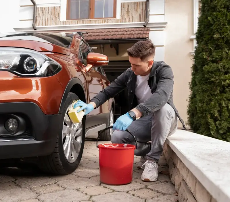 Lavage auto à domicile Cans et Cévennes : professionnel intervenant sur un véhicule